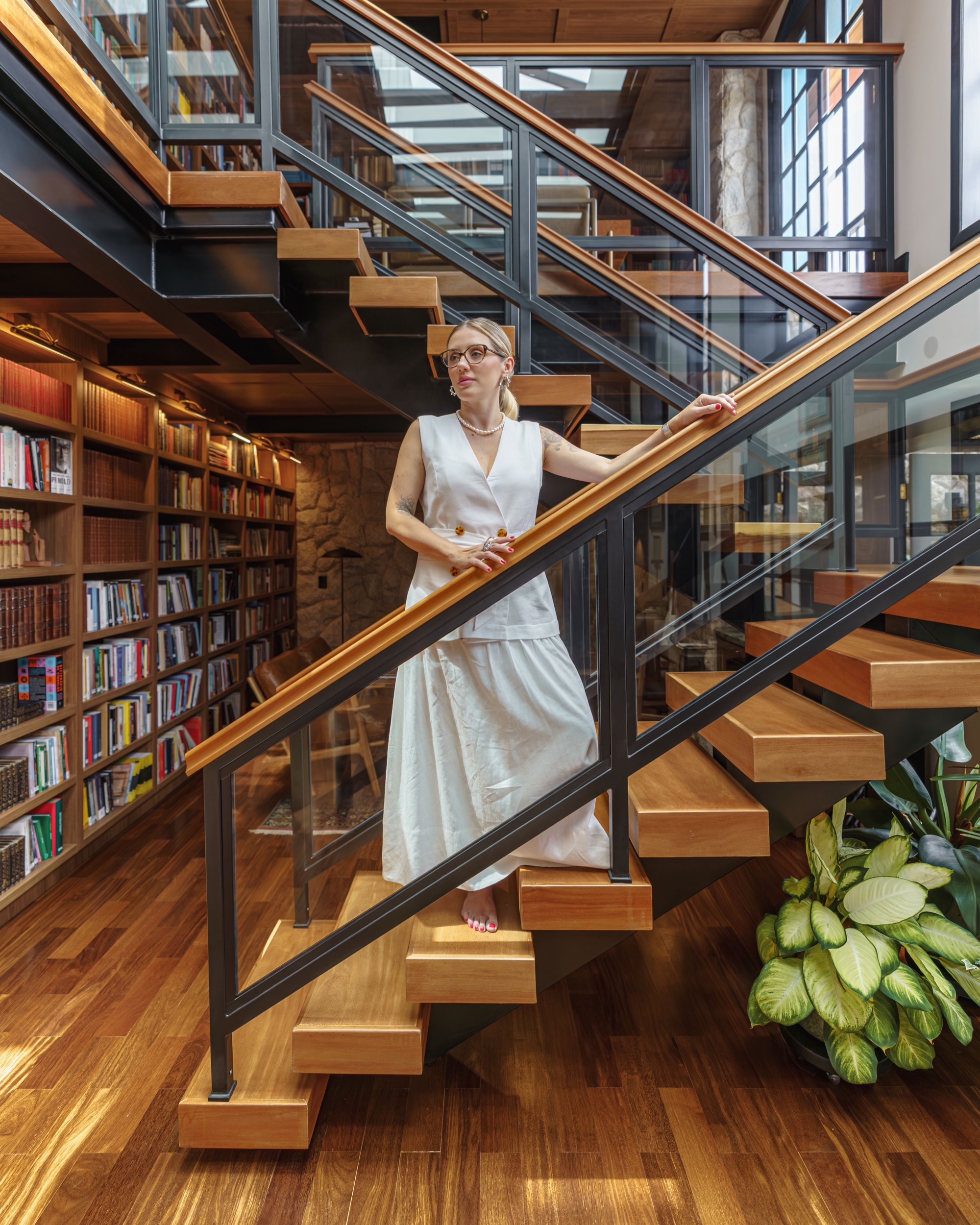 Lily Zemuner descendo a escada da biblioteca